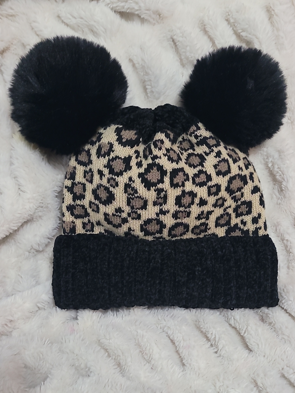 Womens Leopard Print Pom Beanie Hat - Black & Tan